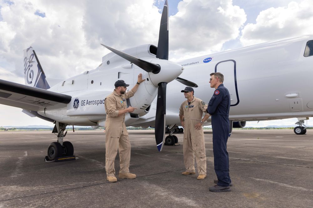 BETA pilots talk with Jon Ohman, chief test pilot at GE Aerospace