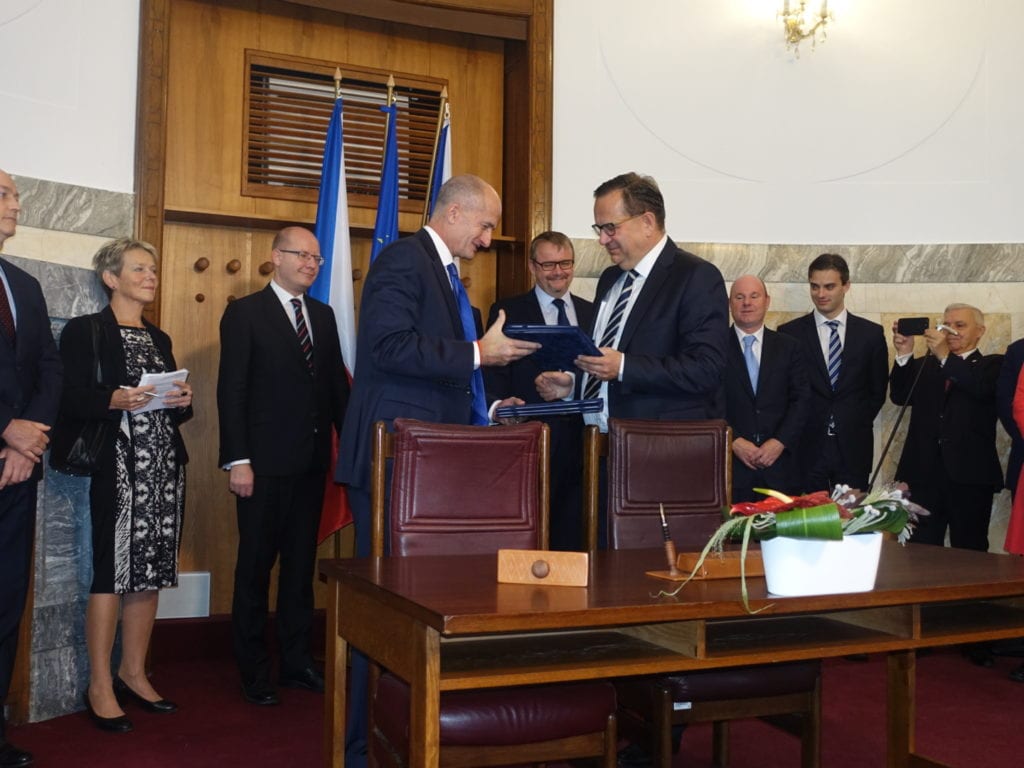 GE Vice Chairman, John Rice and Czech Minister of Industry and Trade, Jan Mladek, at the signing ceremony.